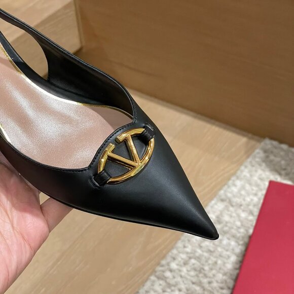 ⛳⛳New valentino v buckle round heel sandals - Picture 4 of 6